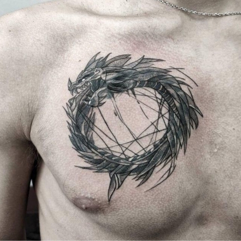 Tatouage viking masculin pectoraux Ouroboros