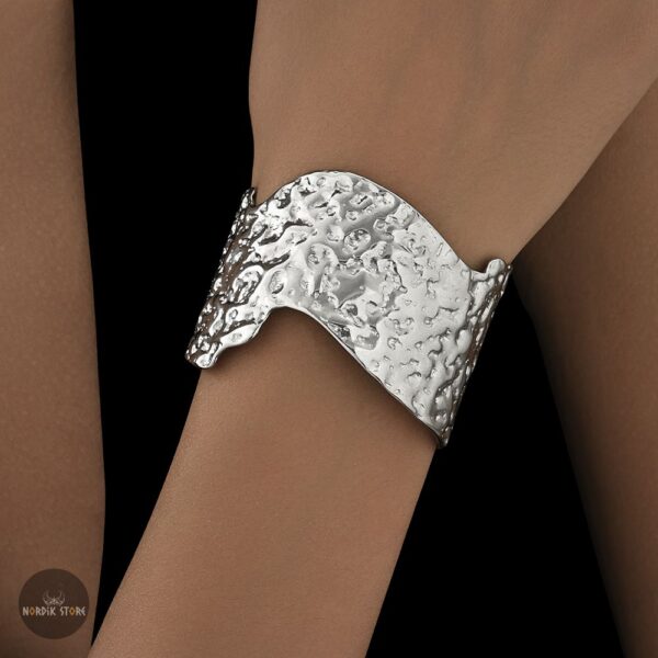 Bracelet manchette viking en acier martelé de Brynhild, cadeau femme et adolescente