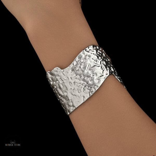 Bracelet manchette viking martelé de Brynhild, cadeau femme et adolescente