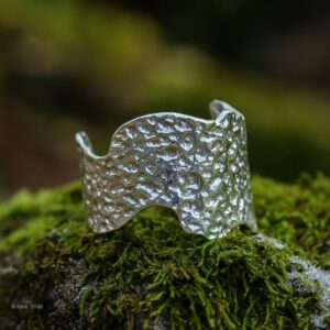 Bracelet manchette viking en platine martelé argent de Brynhild, cadeau femme