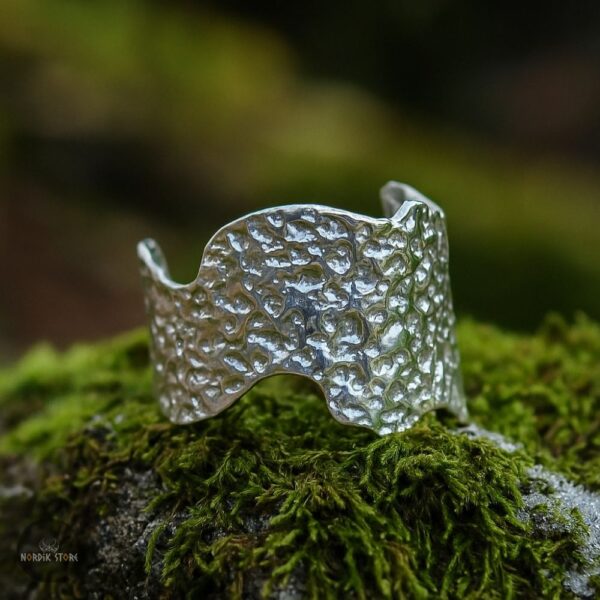 Bracelet manchette viking en platine martelé argent de Brynhild, cadeau femme