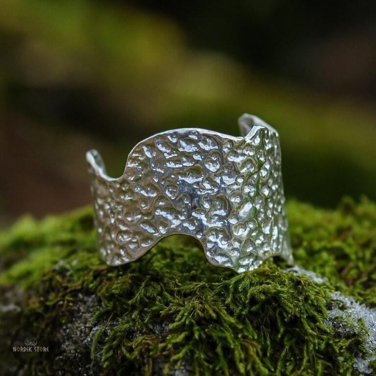 Bracelet manchette viking en platine martelé argent de Brynhild, cadeau femme