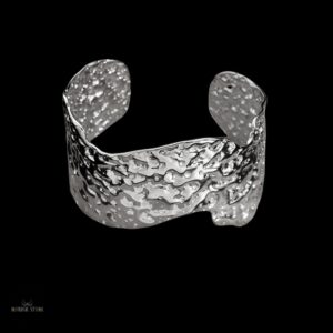 Bracelet manchette viking en platine martelé de Brynhild, cadeau femme