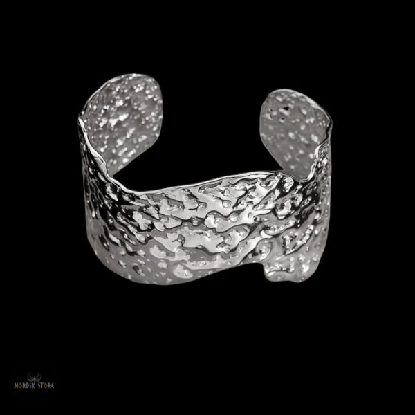 Bracelet manchette viking en platine martelé de Brynhild, cadeau femme