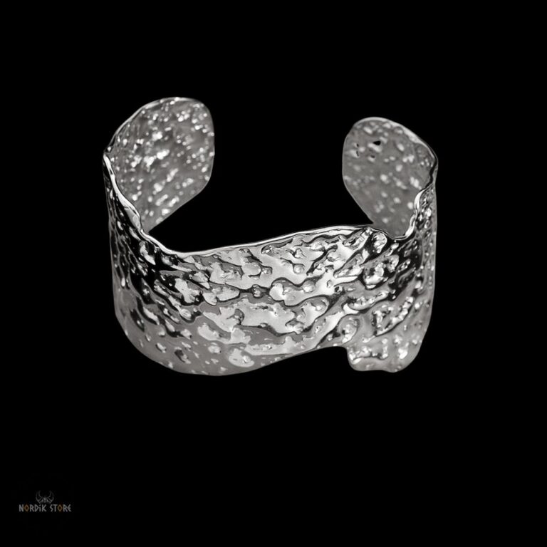 Bracelet manchette viking en platine martelé de Brynhild, cadeau femme