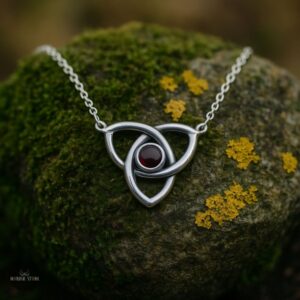 collier Triquetra Grenat de Freyja, cadeau femme