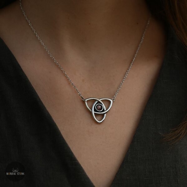 collier Triquetra Grenat de Freyja, cadeau femme et adolescente