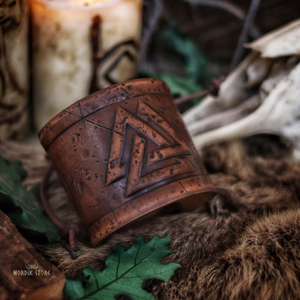 bracelet de force viking en cuir gravé Valknut