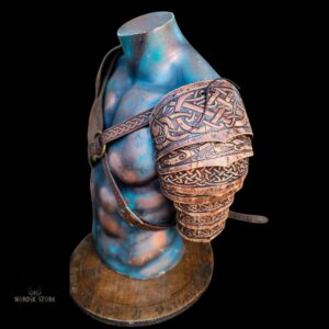 épaulières et harnais en cuir forgé du clan