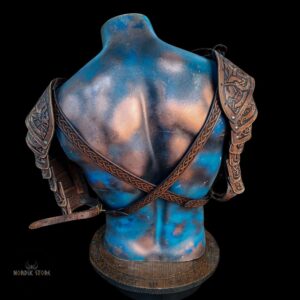 verso des épaulières et harnais en cuir forgé du clan, cosplay